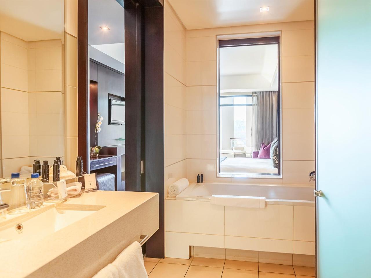 The Fairway Hotel, Spa & Golf Resort Randburg Extérieur photo